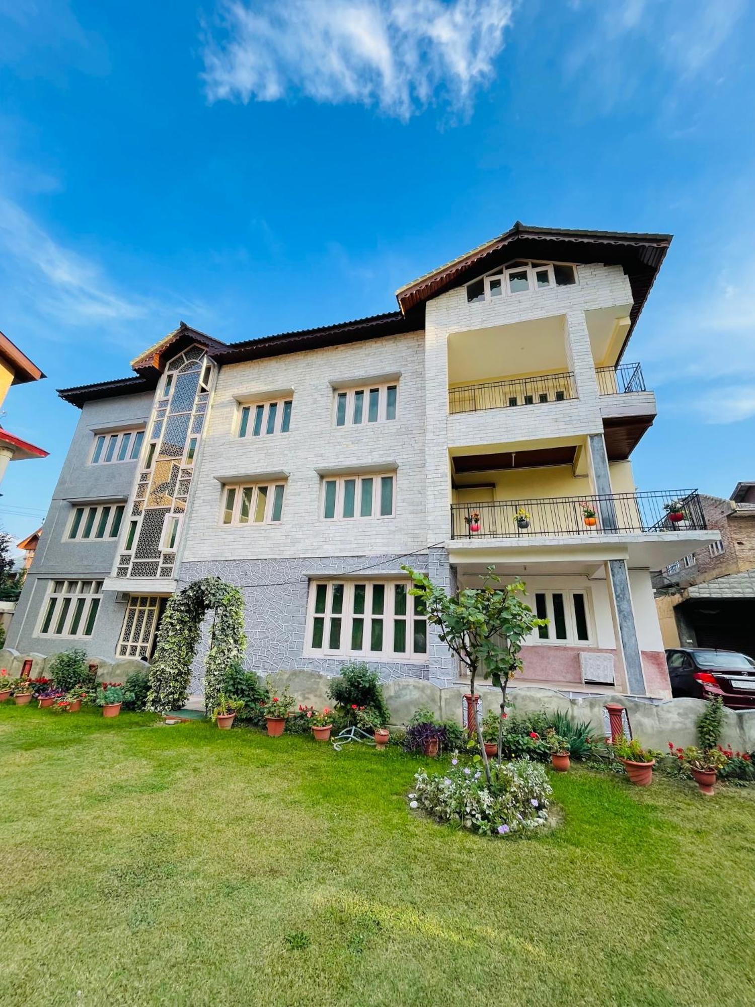 The Khayabaan - Luxurious Home Stay Away From Home Srīnagar Dış mekan fotoğraf