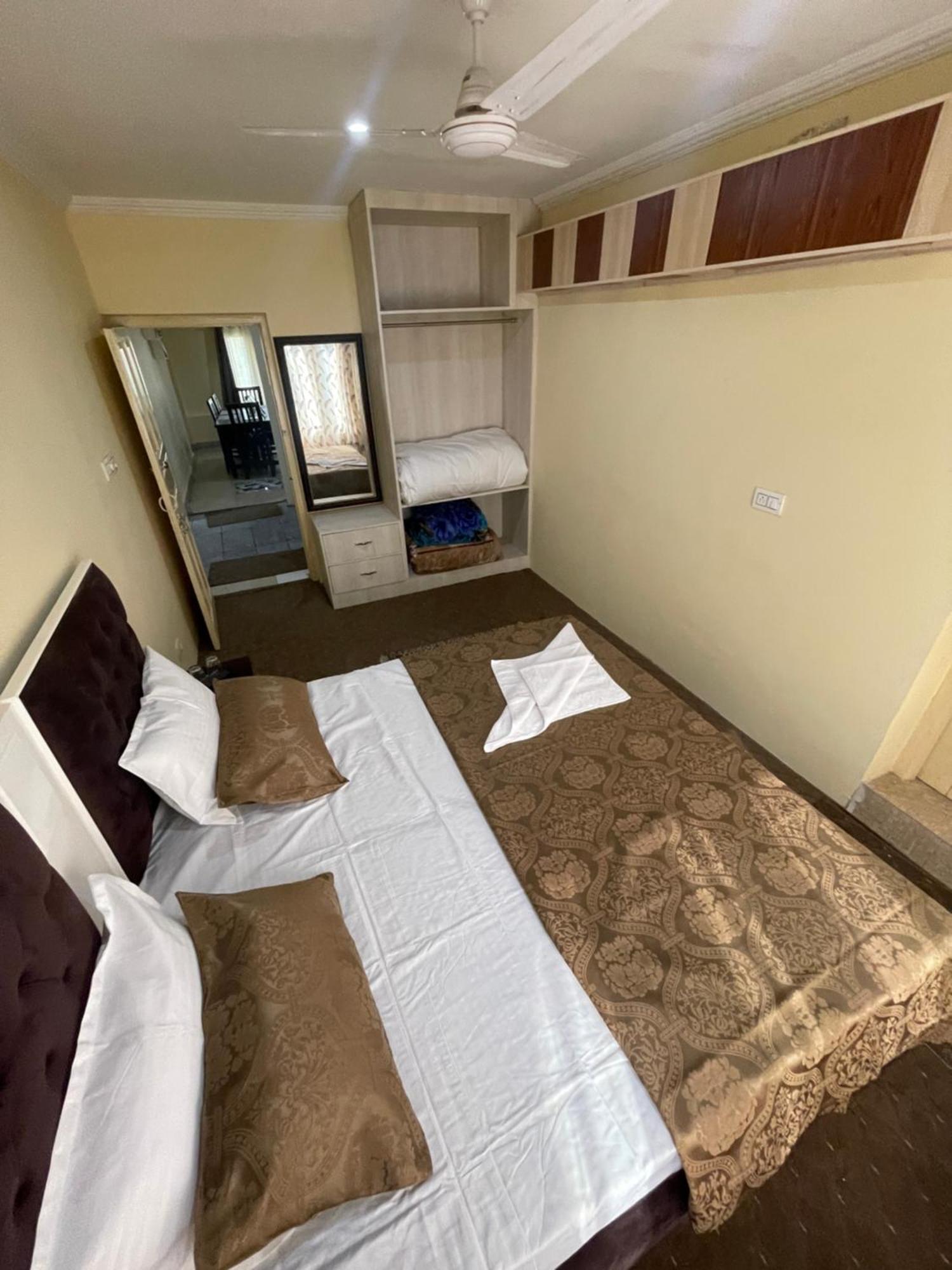 The Khayabaan - Luxurious Home Stay Away From Home Srīnagar Dış mekan fotoğraf
