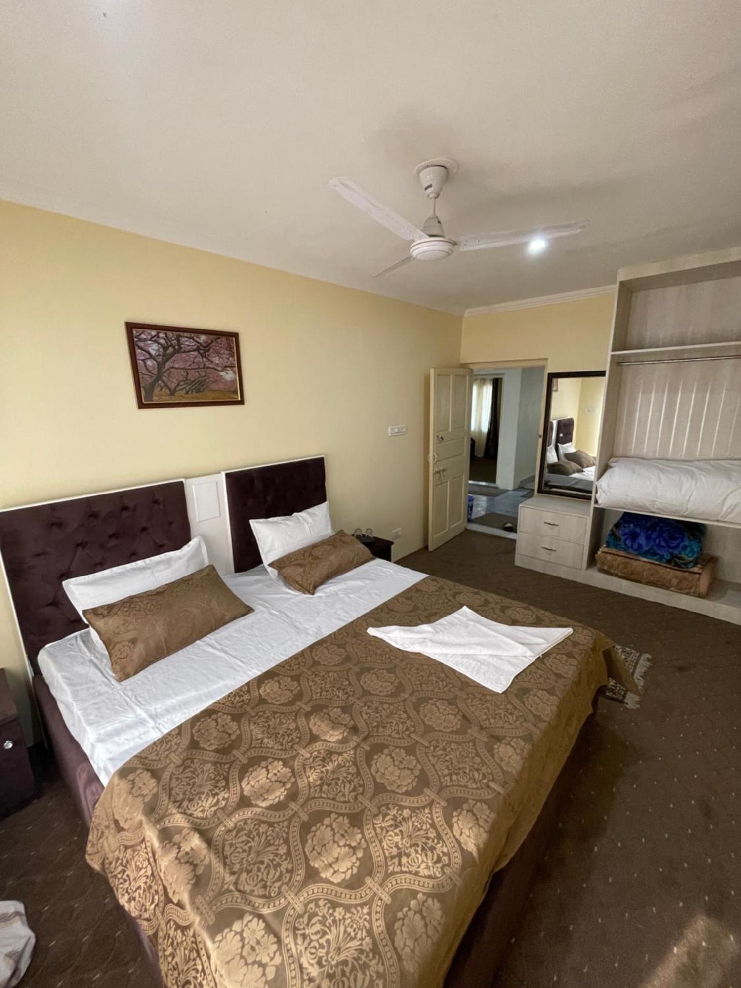 The Khayabaan - Luxurious Home Stay Away From Home Srīnagar Dış mekan fotoğraf