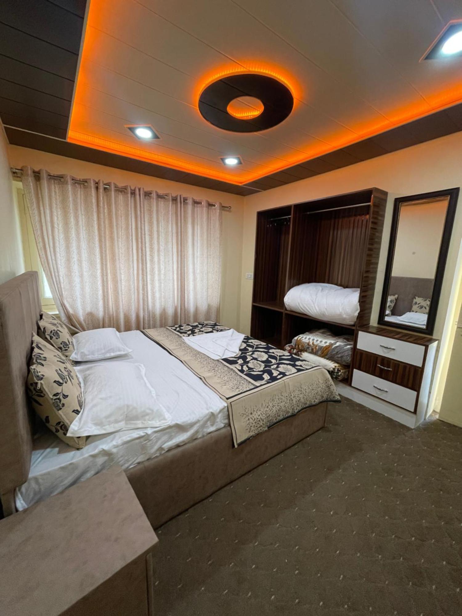The Khayabaan - Luxurious Home Stay Away From Home Srīnagar Dış mekan fotoğraf