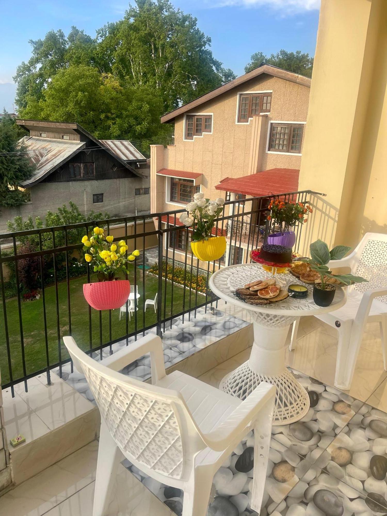 The Khayabaan - Luxurious Home Stay Away From Home Srīnagar Dış mekan fotoğraf