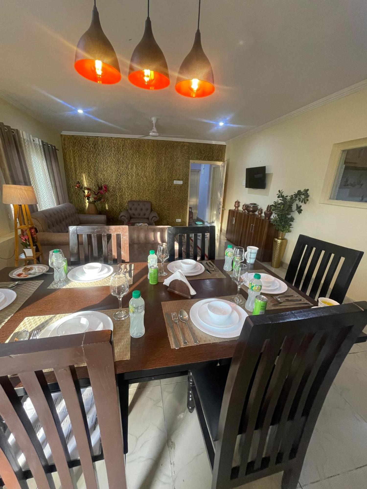 The Khayabaan - Luxurious Home Stay Away From Home Srīnagar Dış mekan fotoğraf
