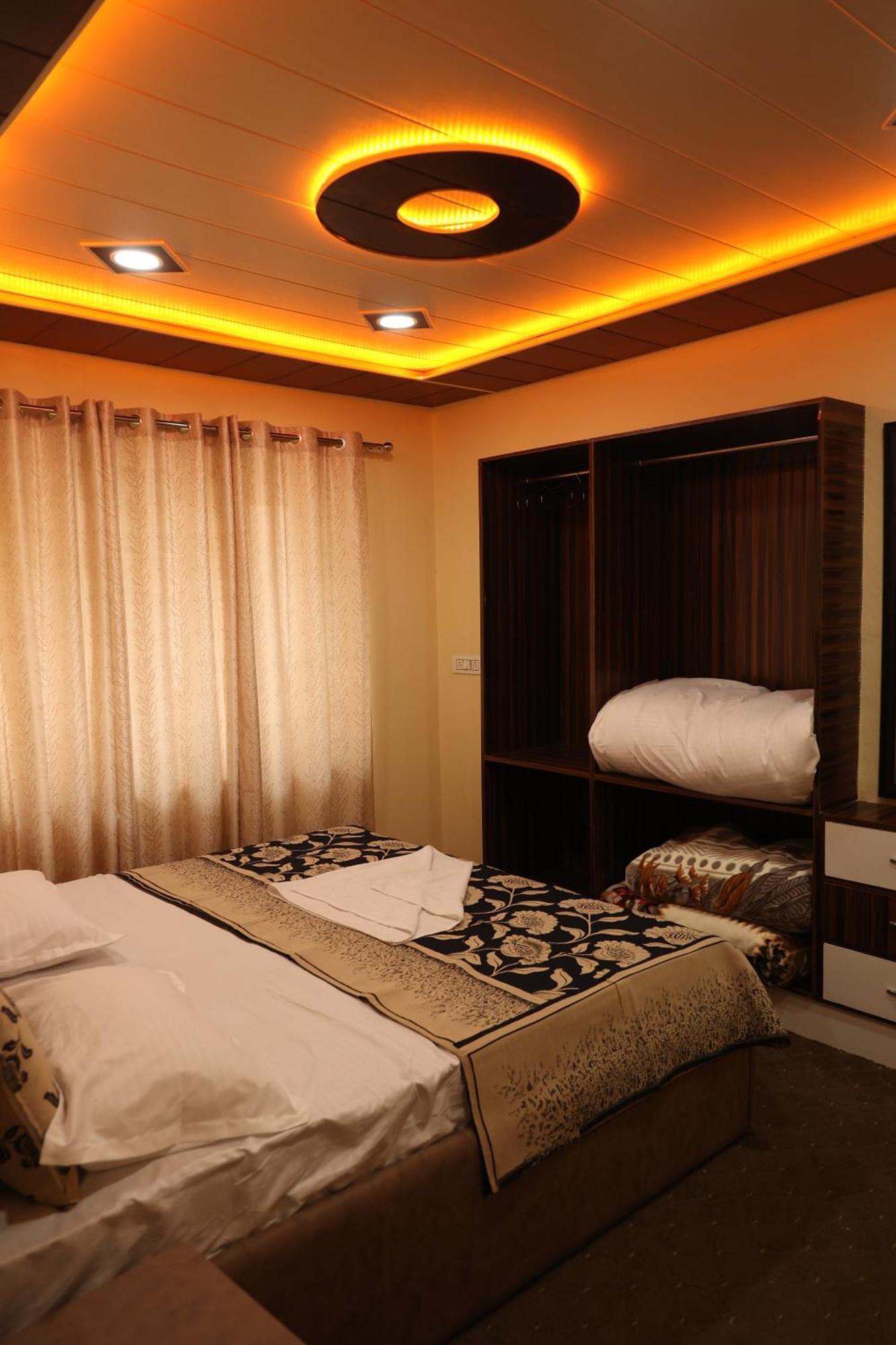 The Khayabaan - Luxurious Home Stay Away From Home Srīnagar Dış mekan fotoğraf